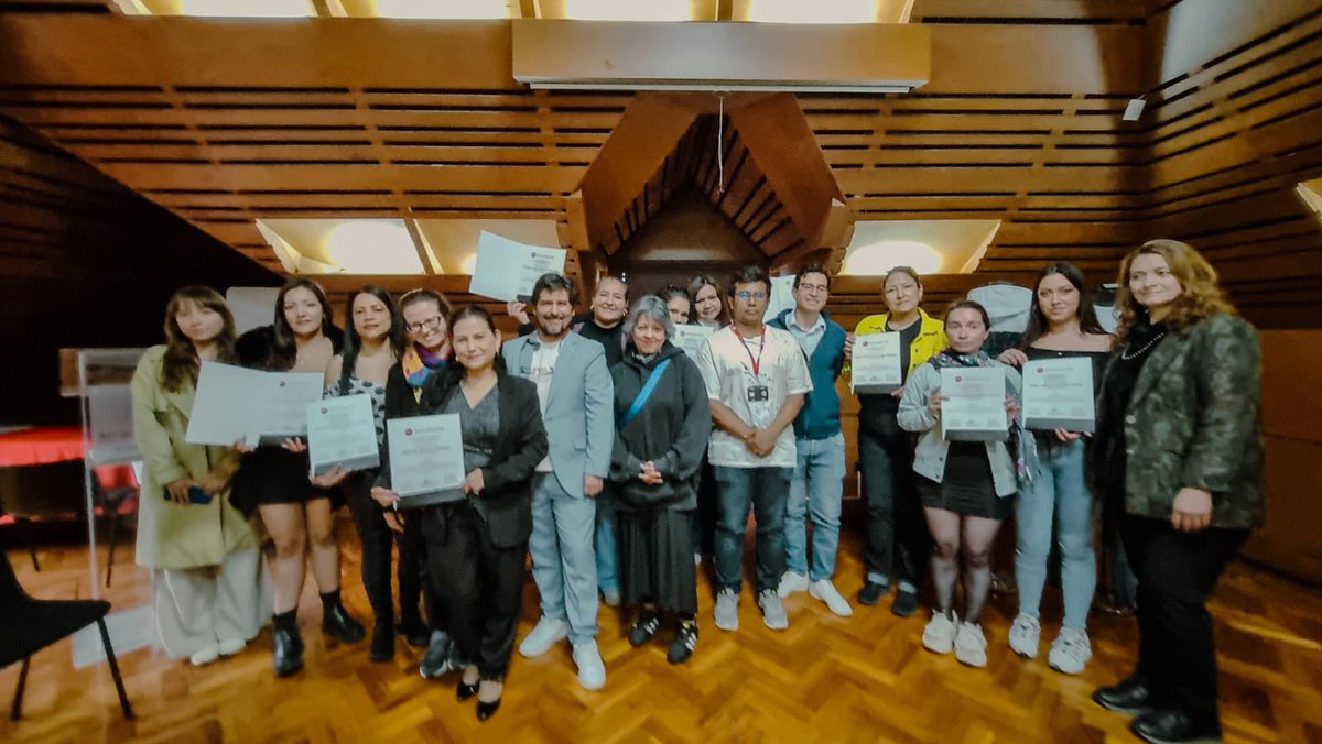 FUGABogota's tweet image. 1/2✨ Hoy celebramos el cierre de un proceso transformador junto a @EscArturoTejada , donde firmantes de paz, migrantes y víctimas aprendieron técnicas de moda sostenible: 🧵 estampado, tejido y más. Cada prenda cuenta una historia de esperanza. 🌈👕