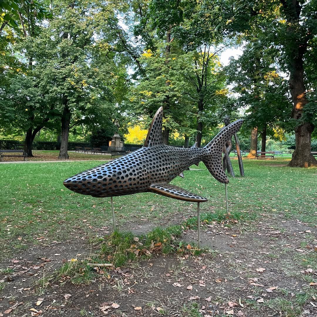 streetart_cz's tweet photo. „Pastevci žraloků” (“Sharks’ herders”) by Michal Gabriel for @SculptureLine
📸 27.08.2024.
📍 Praha, Karlachovy sady
#streetartczechia #streetartpraha #sculptureline #sculptureart #michalgabriel https://t.co/rYpWAuhiNO