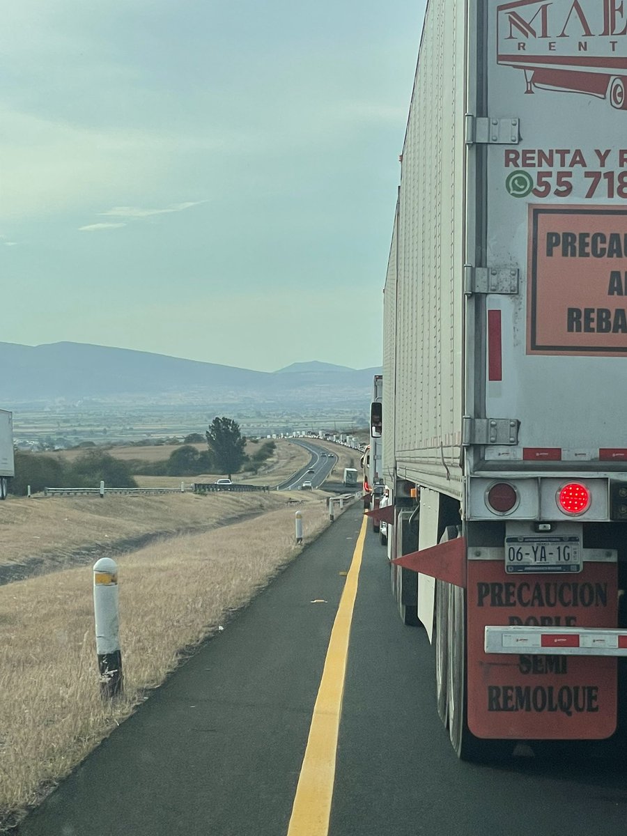 obenavidesc's tweet photo. @SICTmx Mientras tanto para cruzar una caseta 5 kms de fila (Ecuandereo, Mich) https://t.co/vLPG4QMxqi