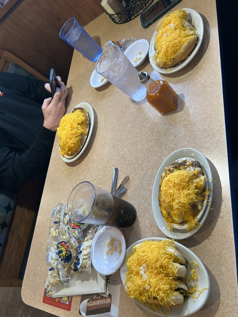 burnboyob's tweet image. Mucked on some viCATory saturdey skyline, had to try the new mac n cheese 3 way