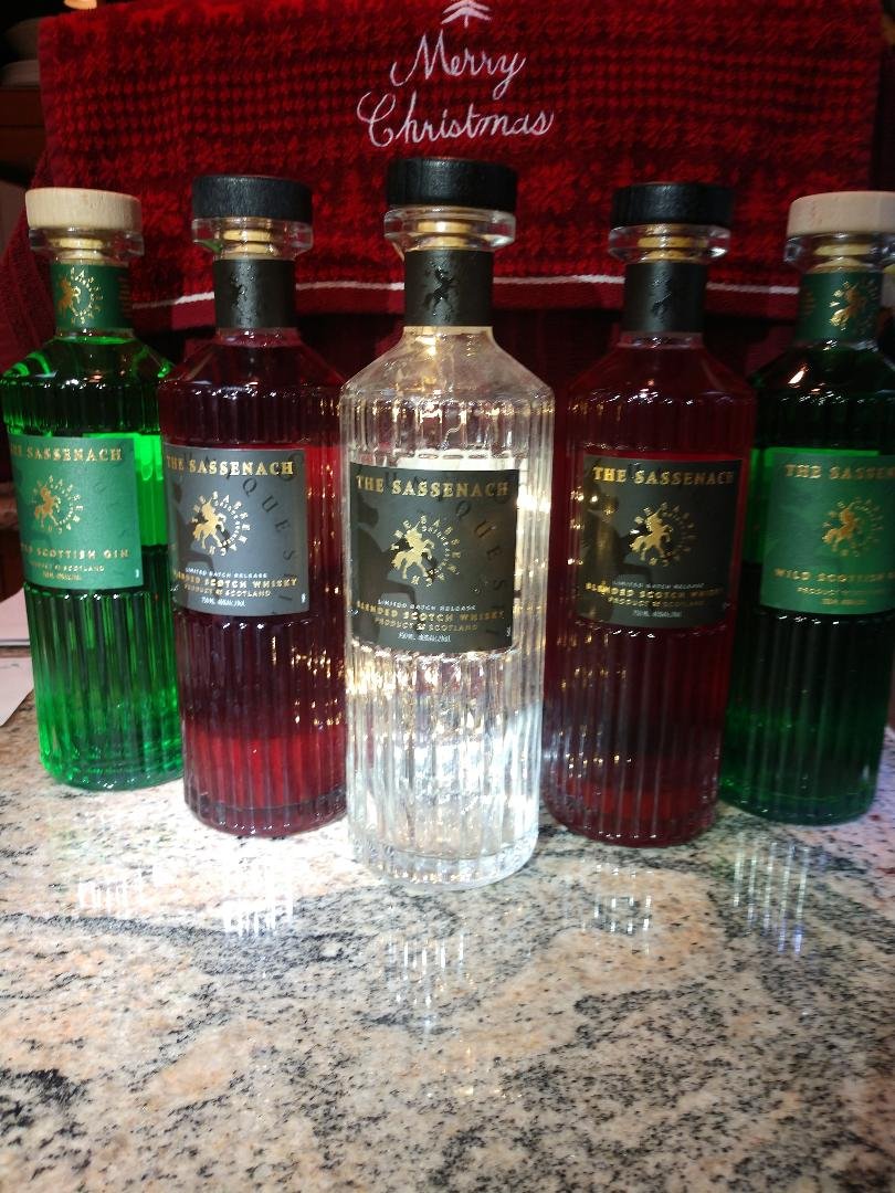 Sassenach, dressed up for Christmas.🎄Yes! I drank all the whisky first. 😋 What do you think? Sam...🏴󠁧󠁢󠁳󠁣󠁴󠁿