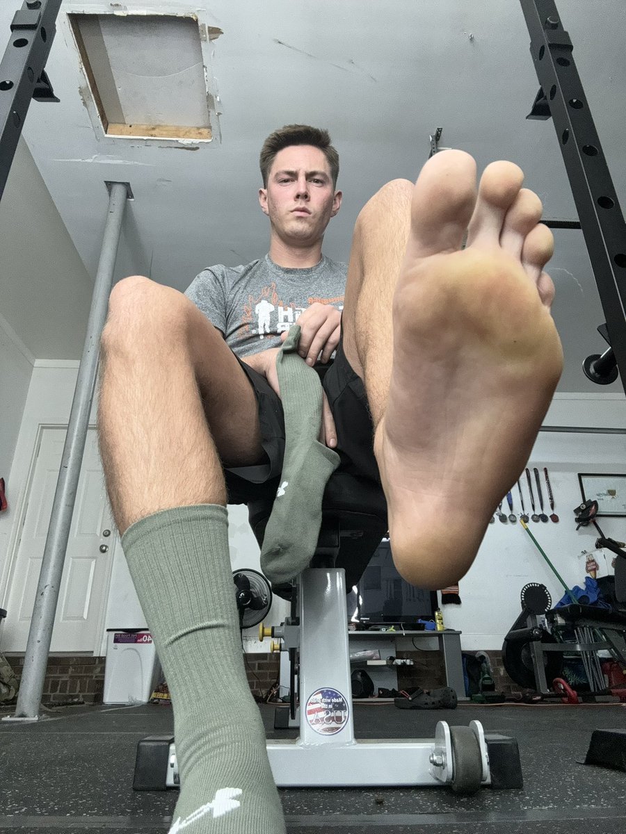 Pay_me_sub's tweet image. Back and ready to pick up where I left off. Putting you disobedient scum back into your place- beneath these soles. Customs will start back up tomorrow 😈