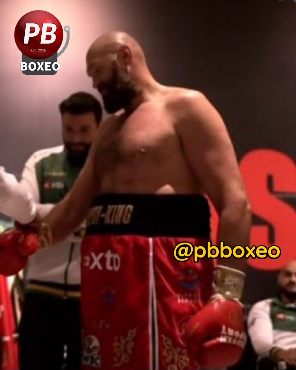 pbboxeo's tweet photo. #UsykFury2 
El referee: "no se valen golpes debajo del cinturón"

Tyson Fury: https://t.co/8TyDLjoNma