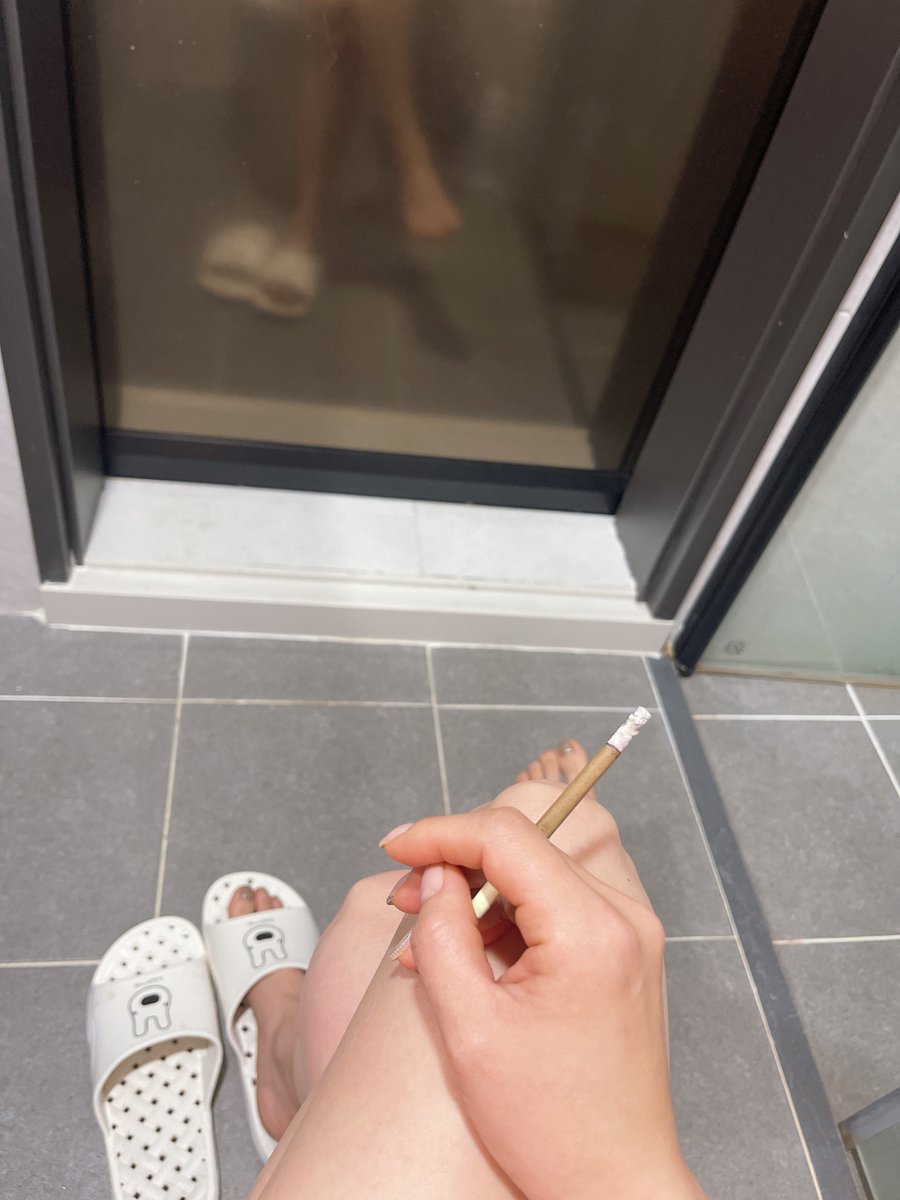 모닝 담배. 
굿모닝 이다 🤗
기어와서 내앞에 아가리 벌리는 새끼 
내가 엄청 이뻐해줄 수있는데
주말인데 내개새끼 하나 데리고 경치좋은데 가서 커피나 마시고 교육시키고 와야겟다. 

#팸돔 #FD #멜섭 #풋워십 #노예