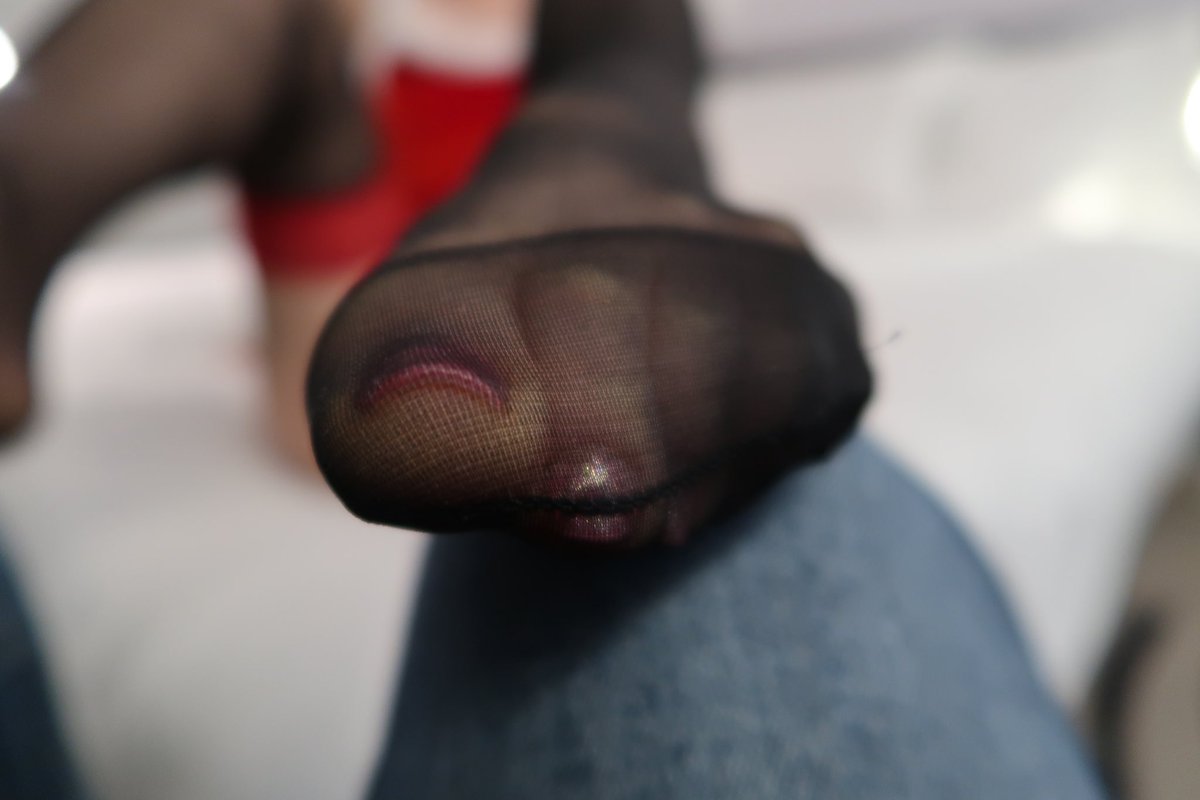 hernylonfeet tweet media