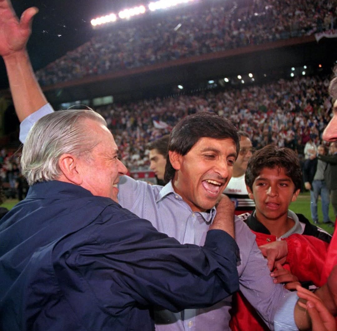GerardoGSubero's tweet photo. Un día como hoy pero de 1997, River se consagraba Tricampeon del fútbol argentino. El festejo de @ramondiaz9dt y detras un joven @emilianodiaz34. Aquel River que domino el ámbito local, venía de ganar la Supercopa 4 días antes y la Libertadores el año anterior. https://t.co/z2qS5G85WA