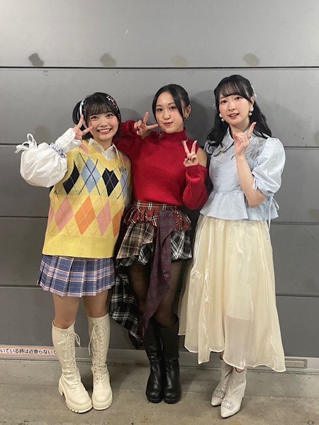 dayre_official's tweet photo. 『こんにちは、宮沢小春です🌸
この後 #MR09 の事後物販が始まります！
Tシャツや当日遊んだマグネット
そしてカバーCDも💿✨
当日ゲットしそびれた方も
布教用にもう1枚という方も
ぜひこの機会をご活用ください🤭
📎合間に彩陽さんが撮影してくれた1枚📸
歌唱中も見守って下さりました🌈』
#宮沢小春 https://t.co/vWNKNZQ1uI