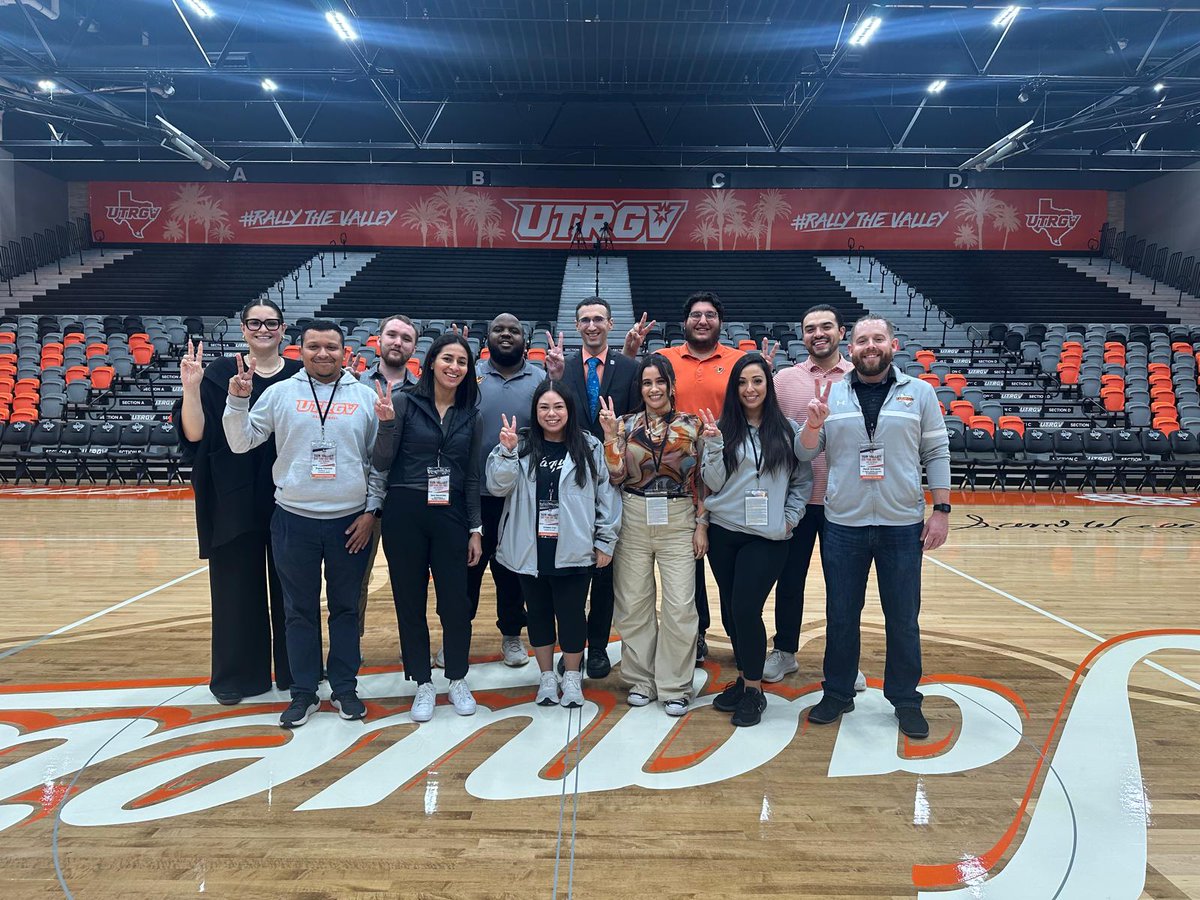 Wrapping up a busy last few days with this team 🧡 Wouldn't have it any other way! V's Up! ✌🏽

#RallyTheValley