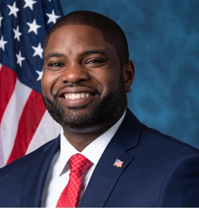 🚨Give me a Thumbs-Up 👍,  if you want a member of the House to submit a motion to vacate Mike Johnson and vote Byron Donalds as Speaker!