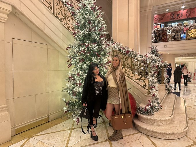 ?? Get ready for a sizzling Christmas special with @JoannaAngel Live tonight at 9 PM EST! ?✨ Join us