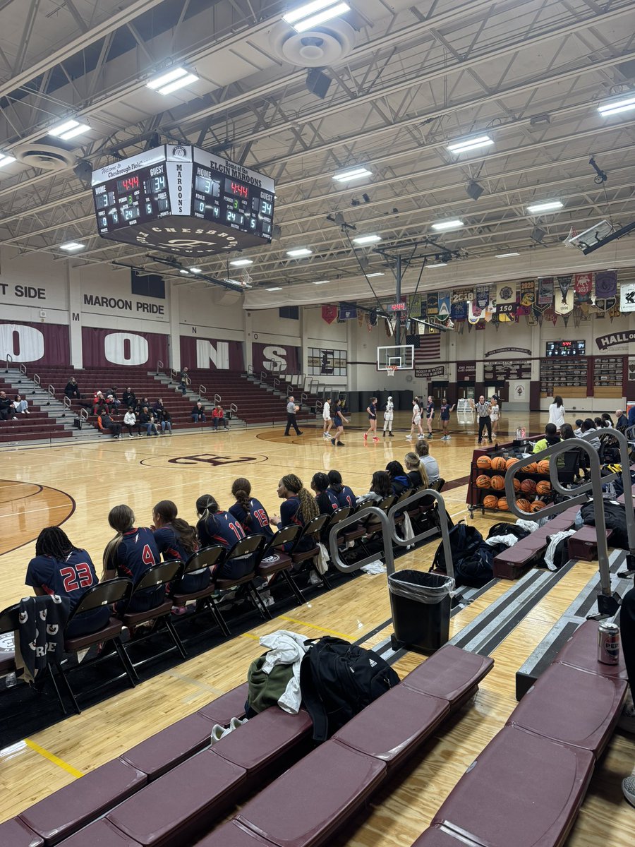 Good week for the Storm! Varsity and JV ended the week 2-0. Varsity beat Elgin 71-38 and Bartlett 58-28 to go up 8-5 on the season. JV won 41-12 and 34-16. Frosh went 1-1 and looking to improve that today at their holiday tournament! 🌪️🌪️#FarFanFotos @farfanfotos