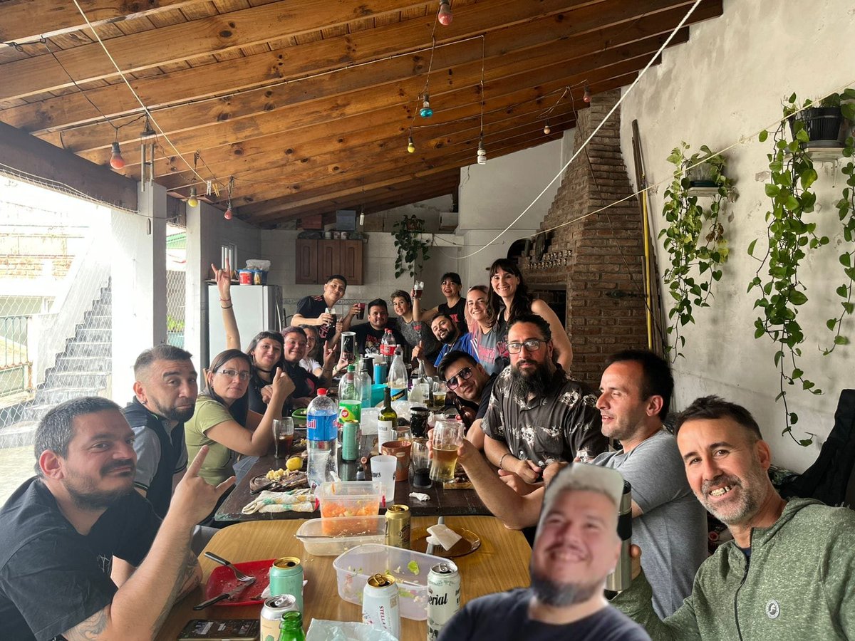 Los Dinamigos festejamos el fin de año!!  ❤️ gracias <a href="/UnDinamo/">UnDinamo</a> por darme este grupazo!

<a href="/rock_pix/">El Gallo 🇦🇷⭐️⭐️⭐️</a> <a href="/bbsanzo/">bbsanzo</a> <a href="/cuchicalderon/">Cuchi Calderón</a> <a href="/Cirujanoderadio/">Agustín ''Chicharras'' Leira</a> <a href="/maurodiaz73/">Mauro Díaz</a> 

<a href="/Seba_Leiva_/">Seba Leiva🥑</a> <a href="/75Arielg/">ariel</a> @LourRock91 <a href="/NadiaEgau/">Nadia</a> <a href="/vanessaburgos20/">vanessa</a> <a href="/Natyrock86/">NatyDickinson</a> <a href="/MN_Stark/">Nicolas Avalos</a> <a href="/FlakyNoe/">Flaky</a> <a href="/FanDelTiramisuu/">Javi 9-12-18⚪🔴⚪</a> <a href="/agustinaam/">AgusChina</a>