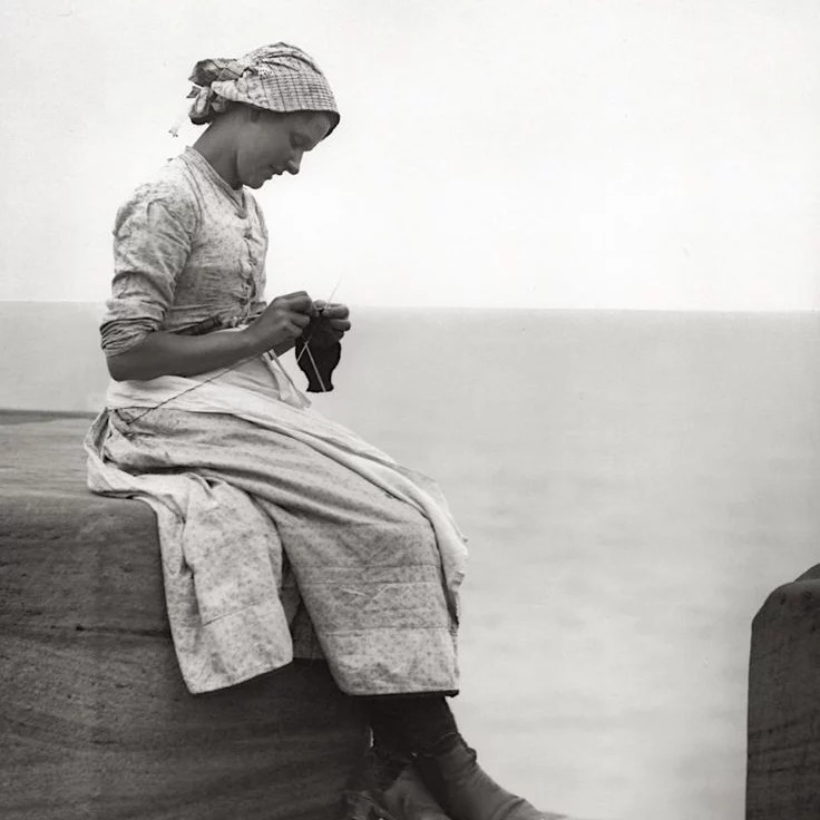 "La felicidad es darse cuenta de que nada es demasiado importante". 
Antonio Gala 
📷Frank Sutcliffe