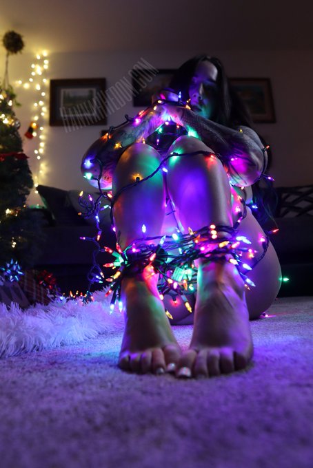 Hannah Hedon - All wrapped up in lights this season 🎄 https://t.co/gmc1v2qYVk