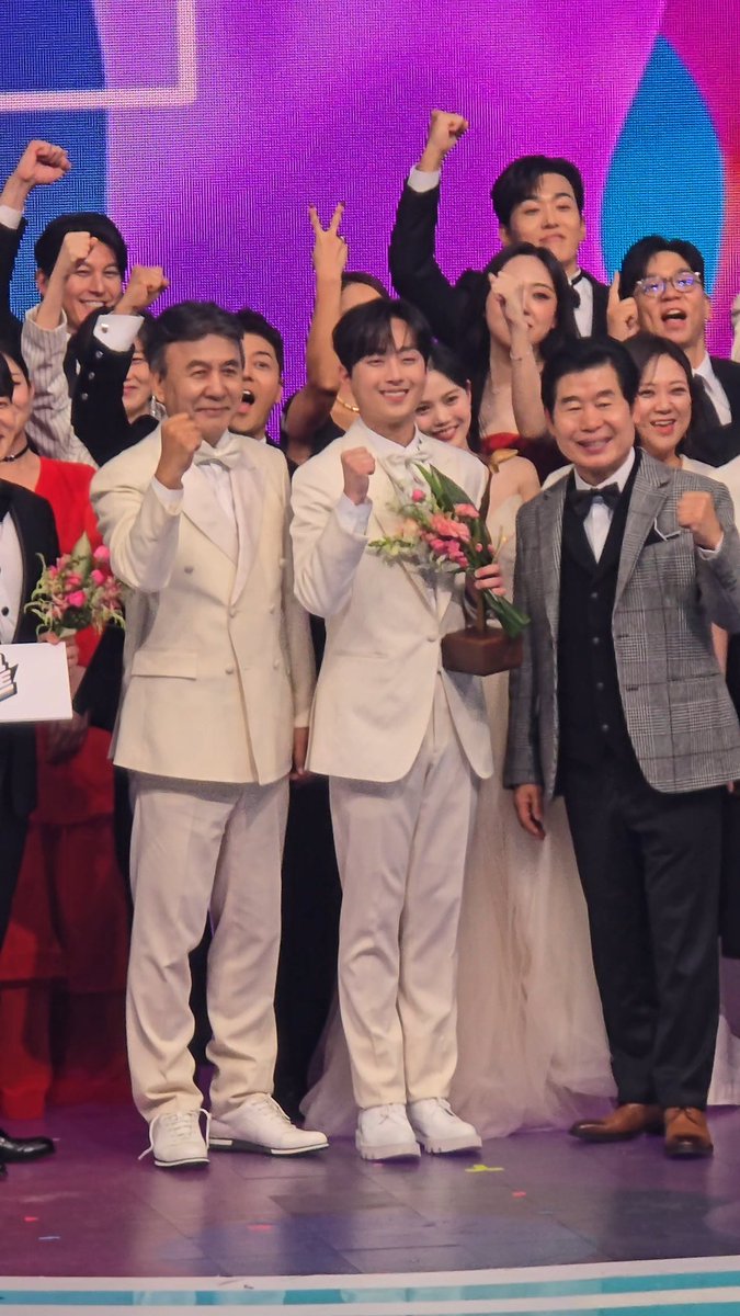 charmingchanddo's tweet photo. 2024.12.21
KBS연예대상
대상 이찬원
#이찬원 https://t.co/3VJdZbqWJg
