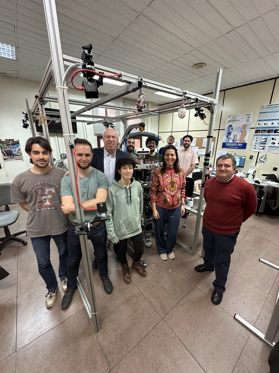 uc3mRoboticsLab's tweet image. Felicitando la Navidad 2024 con nuestro humanoide TEO @uc3mRoboticsLab @uc3m #Robots #Humanoides #SoftRobotics