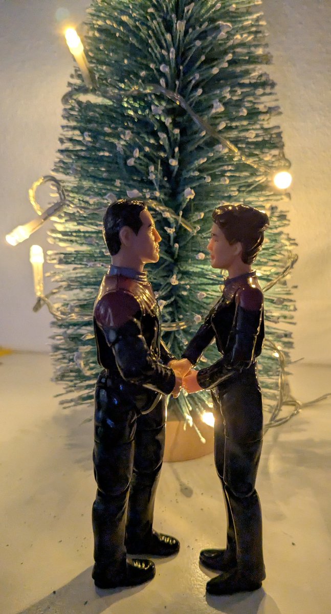 Steffilovesamy's tweet photo. Captain's personal log:
Christmas caroling...let's take a moment to think about what really matters - peace, hope and our loved ones💫
#JConthetree
#alliwantforchristmasisJC
#JanewayandChakotay
#JCdeservedbetter
#StarTrekVoyager
#StarTrekProdigy
#SetACourseforSeason3 https://t.co/YLrIP8hLcd