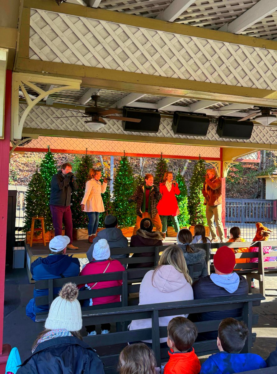 DollywoodP's tweet photo. If you can't find entertainment at #Dollywood you are probably still outside of the park. It is all over the place, and some can even seem out of the way, like the #MistleTones over in the #VillageDepot area. Work a listen, at least when waiting on the train. https://t.co/KmgAOrhZuZ