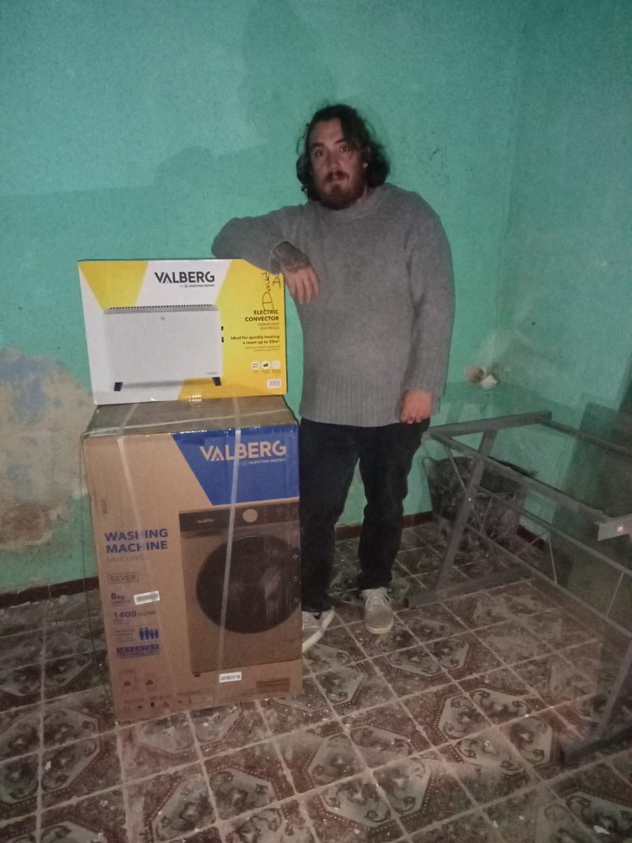 David_Alfafar's tweet photo. Andrés, en Paiporta, ha recibido de una donante anónima de Malaga, lavadora y convector. Aunque las mayoría de las casas está arrasadas, es un rayo de esperanza para seguir luchando…❤️ https://t.co/rh6YGwfMQL