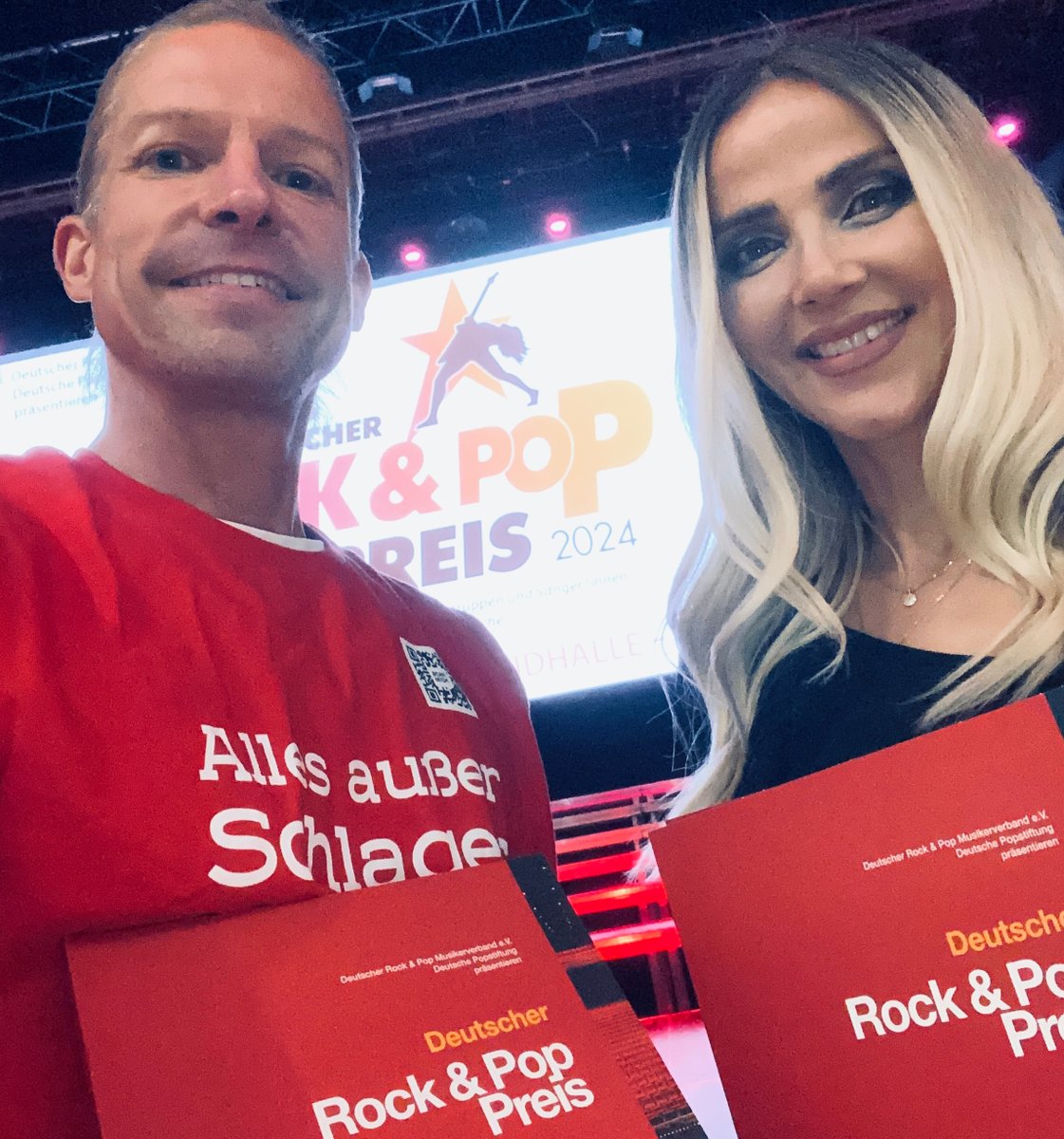 til_sommer_x's tweet image. SAFIYA @SAFIYAMUSIK #SAFIYAMUSIK und Til Sommer
Schön Dich zu treffen Safiya!
Beim Deutschen Rock &amp;amp; Pop Preis 2024 gewann Safiya am 14. Dezember 2024 in drei Kategorien. Gratulation! Ich nur in einer Kategorie :-)
#deutscherrockundpoppreis #drpp #siegen #siegerlandhalle