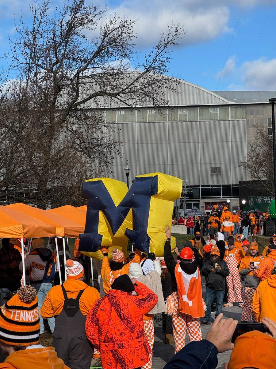 RealOrNotReal's tweet photo. @CollegeGameDay @MartySmithESPN Tennessee fans know the Buckeyes kryptonite. 🤣🤣🤣 https://t.co/cKQD93uX1V