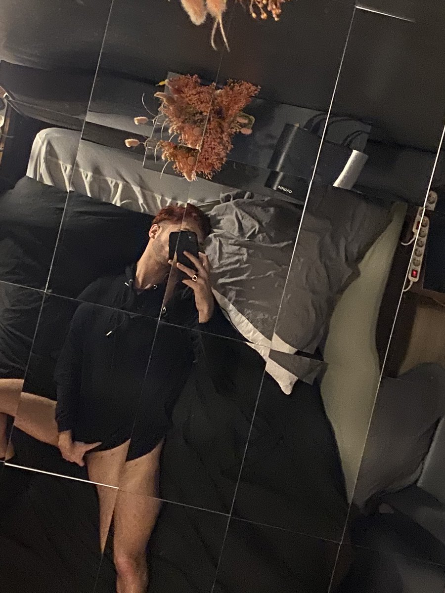 itstoxiclibra's tweet image. Mon petit miroir au dessus du lit c’est vraiment le détail en plus de ma chambre.