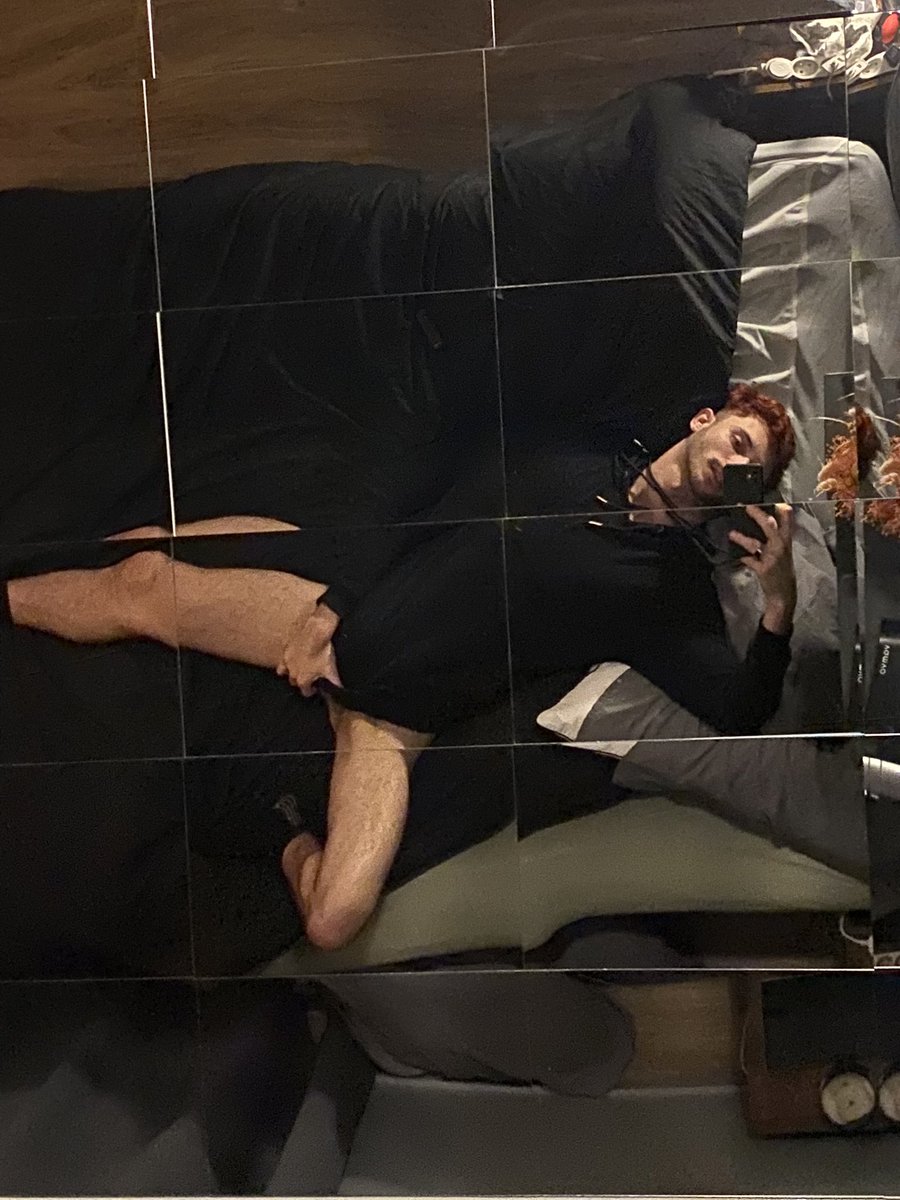 itstoxiclibra's tweet image. Mon petit miroir au dessus du lit c’est vraiment le détail en plus de ma chambre.