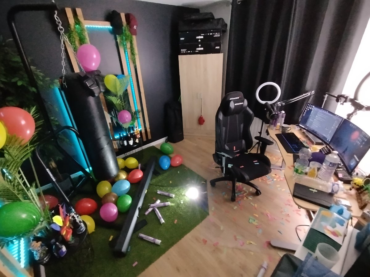 KeyOps14's tweet photo. 29h de stream non stop j'arrive a ma limite. quel subathon incroyable. on se retrouve demain pour la fin avec 6h de stream de base. Ma pièce de streaming est retournée 🤣 https://t.co/SFzKbNwtiN