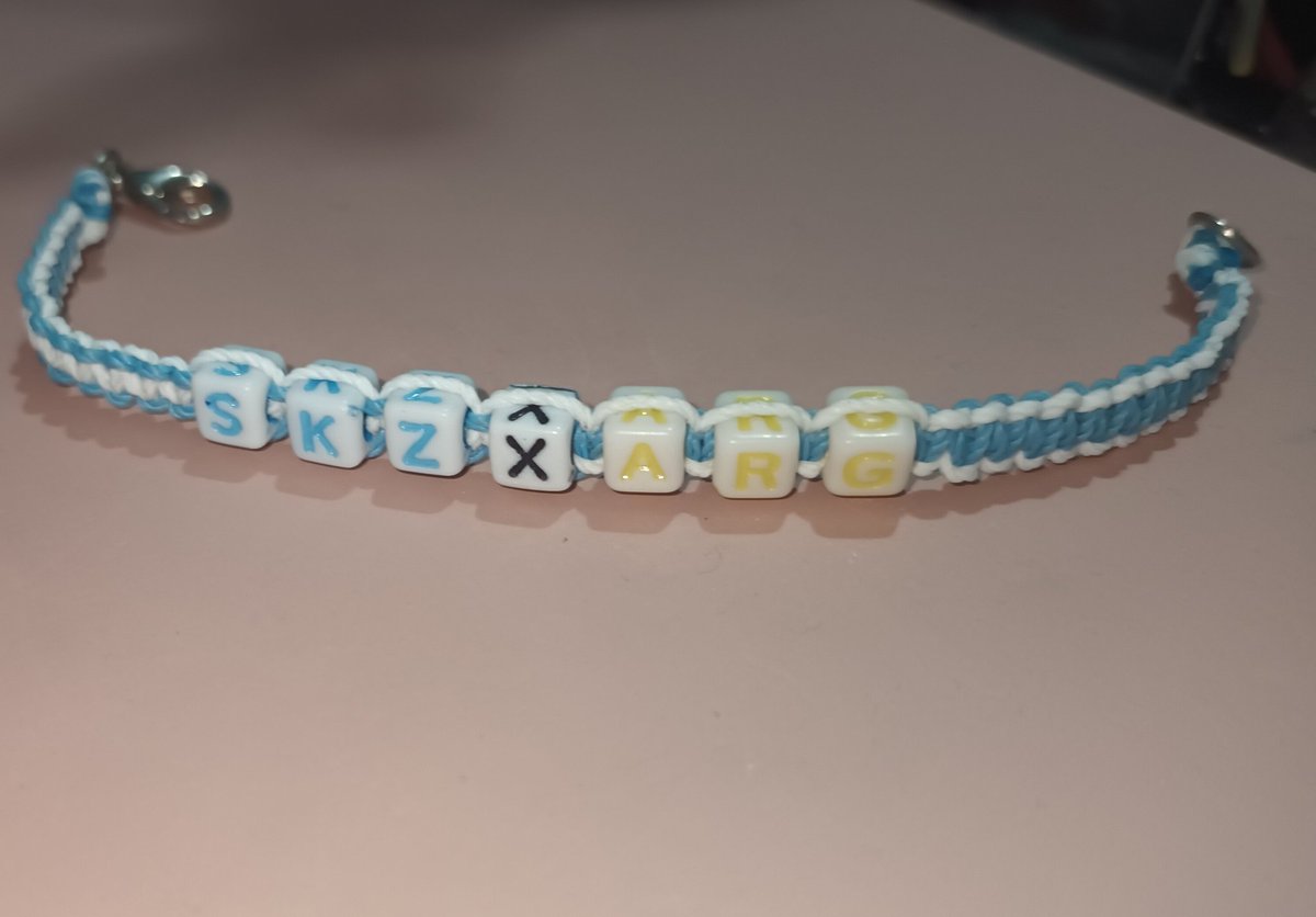Miren la pulserita q me hice 
😭😭😭
NO VAMOS A RENDIRNOS 🇦🇷 
#StrayKidsEnArgentina