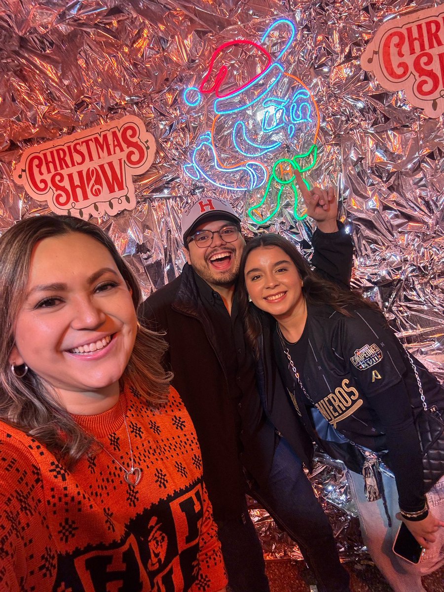 BustamanteCarla's tweet photo. Y lo que hace un año fue una idea 💡, ya se hizo realidad , @ClubNaranjeros en Christmas Show🎄🎅🏼🍊⚾️ #elshowcontinua https://t.co/5LHBgqPesY