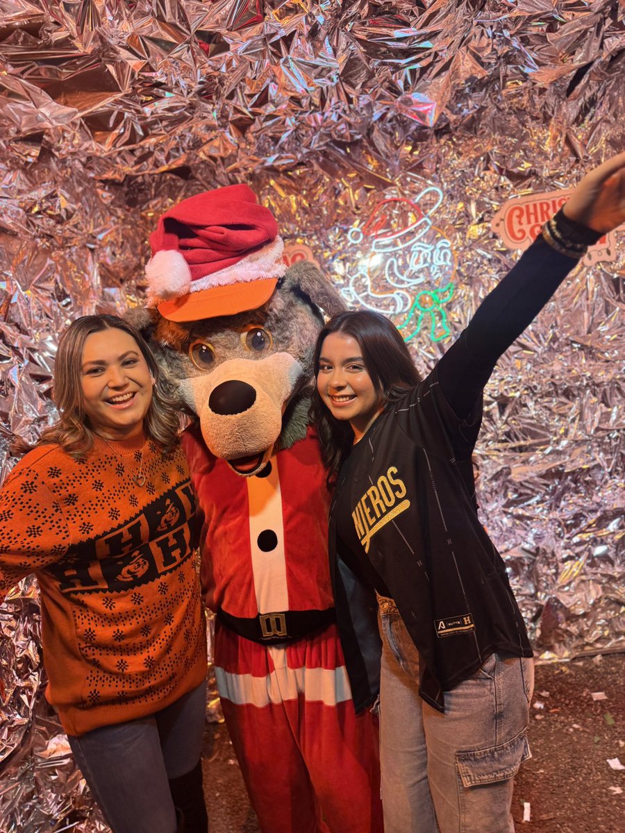 BustamanteCarla's tweet photo. Y lo que hace un año fue una idea 💡, ya se hizo realidad , @ClubNaranjeros en Christmas Show🎄🎅🏼🍊⚾️ #elshowcontinua https://t.co/5LHBgqPesY