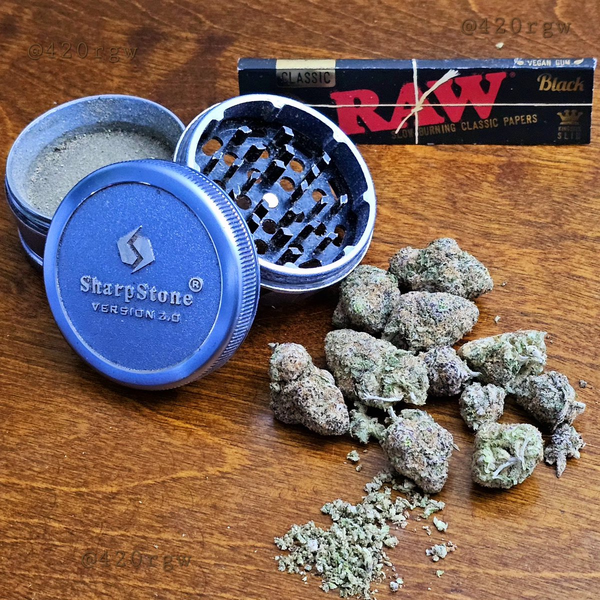 420rgw's tweet photo. Let's roll a joint! #Raw #SharpStone https://t.co/pYXtxQmNLk