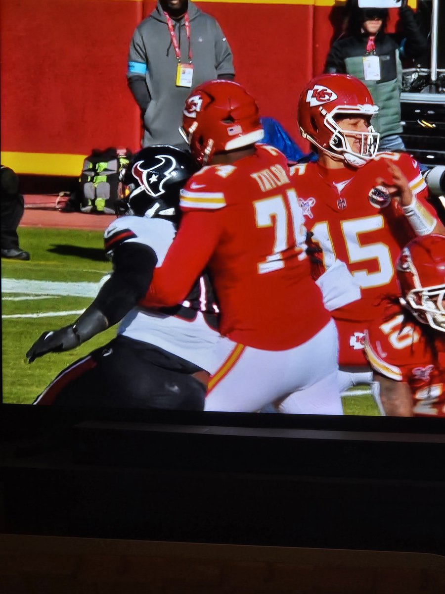 CausemakerDan's tweet image. Hey @NFL so obvious your helping the @Chiefs . @HoustonTexans robbed. This is clearly holding, but no call cause it would not help Chiefs. This is horrible.  Seriously,  do better. #nflfixed #refssux