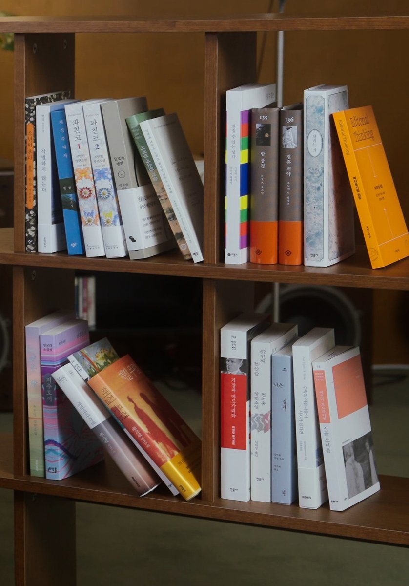 dailyljy's tweet photo. juyeon's bookshelf on yes24 'read with me' 📚

1. We Do Not Part - Han Kang
2. The Vegetarian - Han Kang
3. Human Acts - Han Kang
4. Pachinko - Min Jin Lee
5. Runaway Horses - Yukio Mishima
6. Small Things Like These - Claire Keegan
7. Bright Night - Choi Eunyoung
8. Tangible Thoughts - Suzy Lee
9. Pangolin No. 67 - Kevin Chen
10. Nachtstücke (Night Pieces) - E. T. A. Hoffmann
11. The Master and Margarita - Mikhail Bulgakov
12. Le Contrat de Mariage (A Marriage Contract) - Honoré de Balzac
13. The Country Girls - Edna O'Brien
14. Cursed Bunny - Chung Bora
15. 더 나은 실패 (Better Failure) - 김미현 (Kim Mihyun)
16. Editorial Thinking - 최혜진 (Choi Hyejin)
17. Once Upon a Prime: The Wondrous Connections Between Mathematics and Literature - Sarah Hart
18. The Creative Act: A Way of Being - Rick Rubin
19. At Dusk - Hwang Sokyung
20. Écris-moi vite et longuement (Write Me Soon at Length) - Françoise Sagan
21. Bonjour Tristesse - Françoise Sagan
22. Knulp - Hermann Hesse
23. Demian - Hermann Hesse
24. Evening Star - Hwang Sokyung
25. Slam Dunk - Takehiko Inoue
26. Land - Pak Kyongni

#JUYEON #주연 #더보이즈