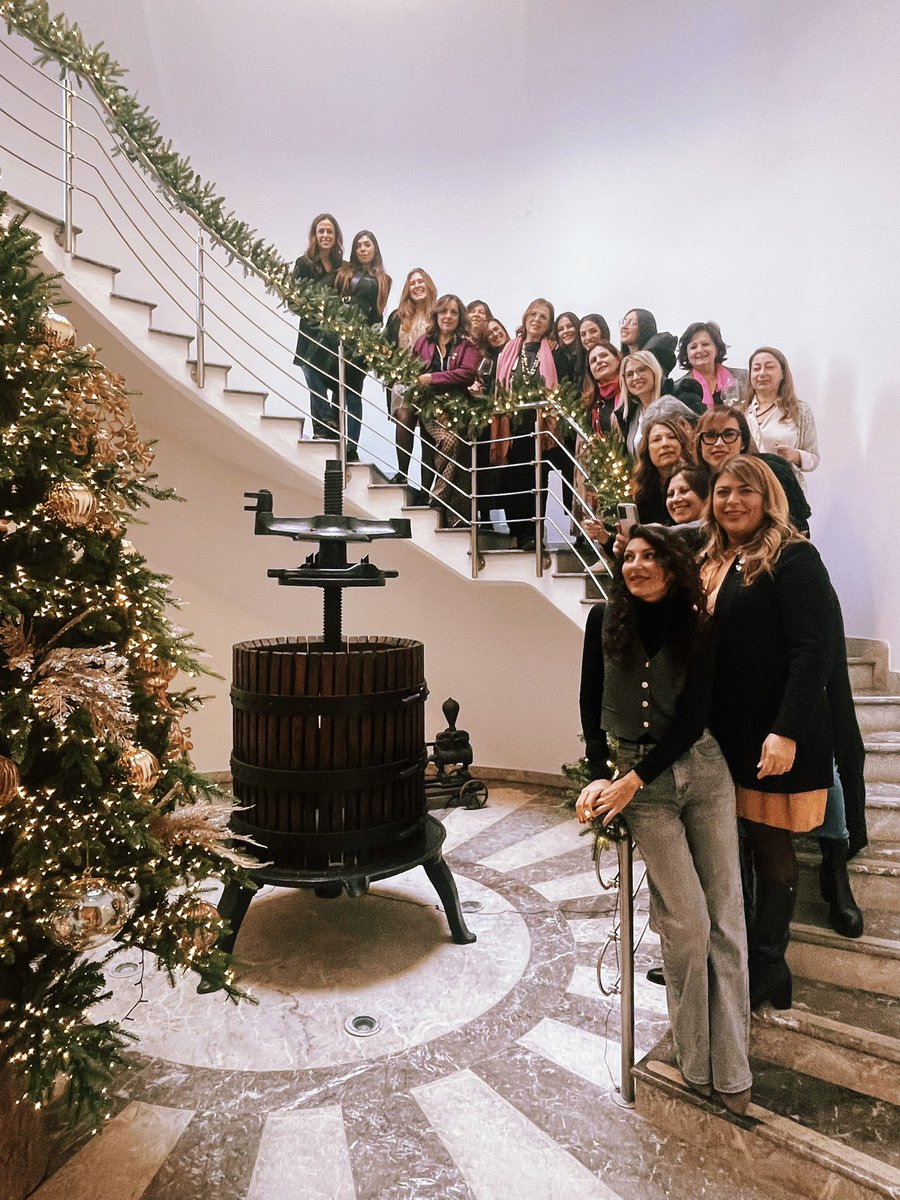 FraLandolina's tweet photo. Incontro di fine anno e idee per nuovi progetti. Buone Feste dalle Donne del Vino Sicilia @donnedelvino 💫🥂🎄 https://t.co/JtOgttMkre