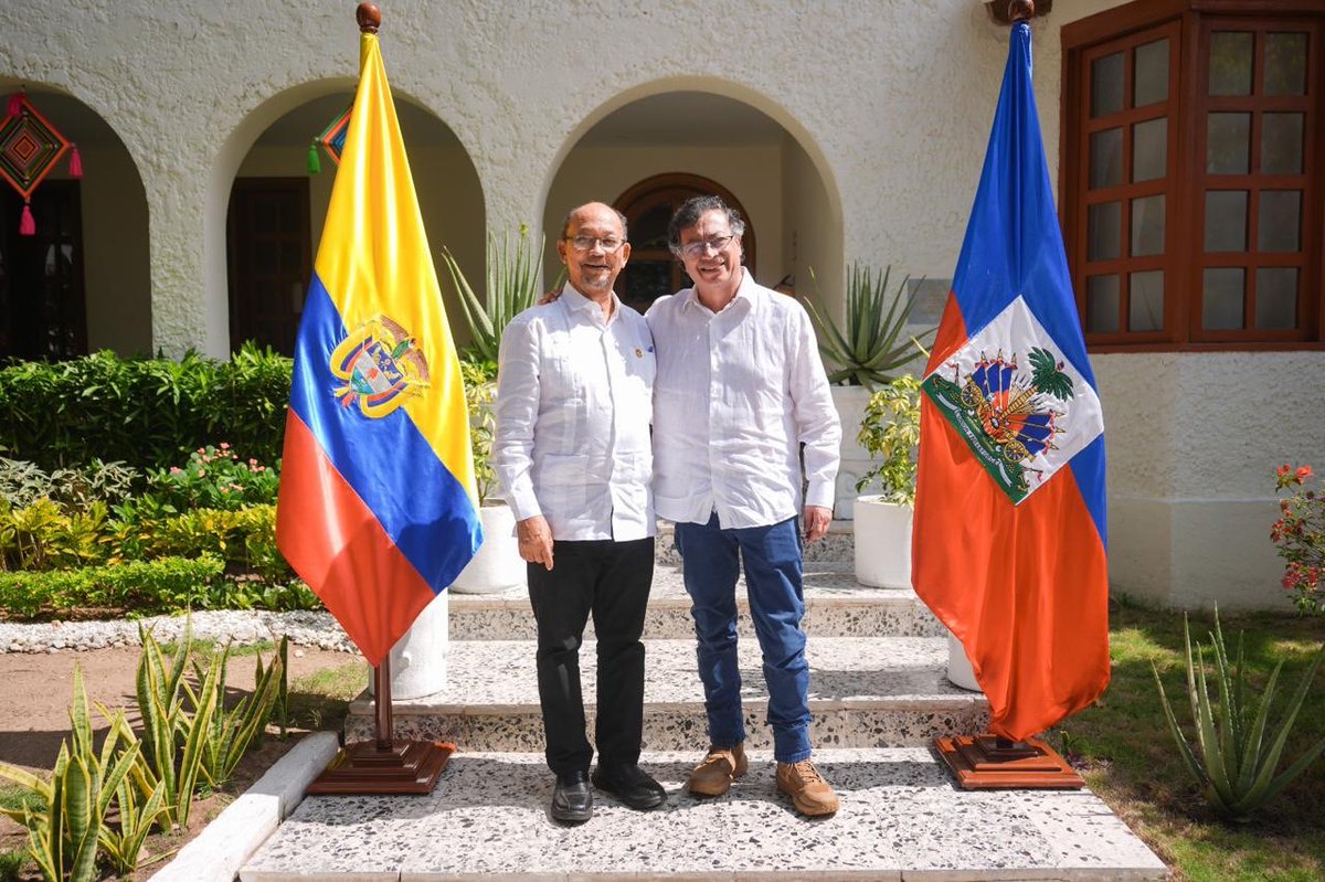 petrogustavo's tweet photo. Dicen que el azul y el rojo que se encuentran en nuestra bandera los tomó Miranda, en honor a una bandera que recorría el mundo: la bandera de la revolución haitiana, hecha por esclavos contra Francia, bajo la consigna de La Libertad, la igualdad y la Solidaridad. https://t.co/U2CRnUNCh9