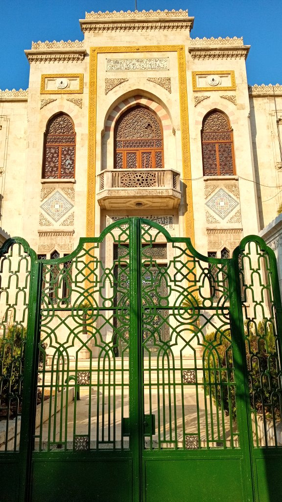 Hier draadje over m'n recente bezoek aan Damascus. Omdat ik in de oorlog nooit visum kreeg voor regeringsgebied was ik er 15 jr niet geweest. In die periode dacht ik soms aan een prachtige villa die in m'n herinnering alleen maar mooier werd.  Ik zag nu de villa weer. WOW.😍😍😍