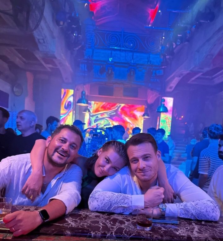 thebursinguncel's tweet photo. Şımarık filminin yapımcılarından Semih Saçaklı "Canlarım" notuyla Kerem Bürsin'in de olduğu bir fotoğraf paylaştı.

#KeremBürsin #Şımarık https://t.co/iJ63p2GRc1