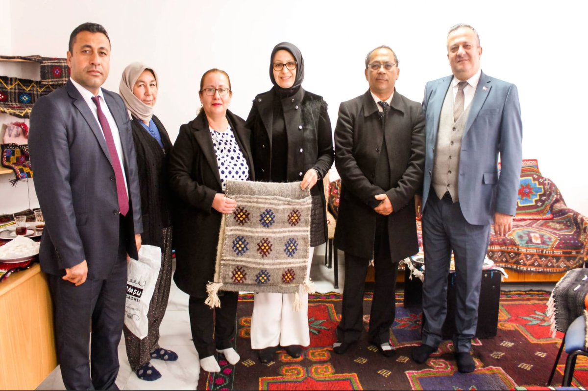 KuskanO's tweet photo. Kuskan Köy Yaşam Merkezimizde İl Millî Eğitim Müdürümüz Sayın Fazilet Durmuş'u
İl Millî Eğitim Mdr. Yrd. Sayın Fatih Burgut'u
İlçe Milli Eğitim Md. Syn. Hüseyin Kadim'i ağırlamaktan onur duyduk.
@fazilet_durmus @FatihBurgut @h_kadim33 @slhttnkyz33 @MersinMEM @GulnarMEM https://t.co/M47SMfIvtY