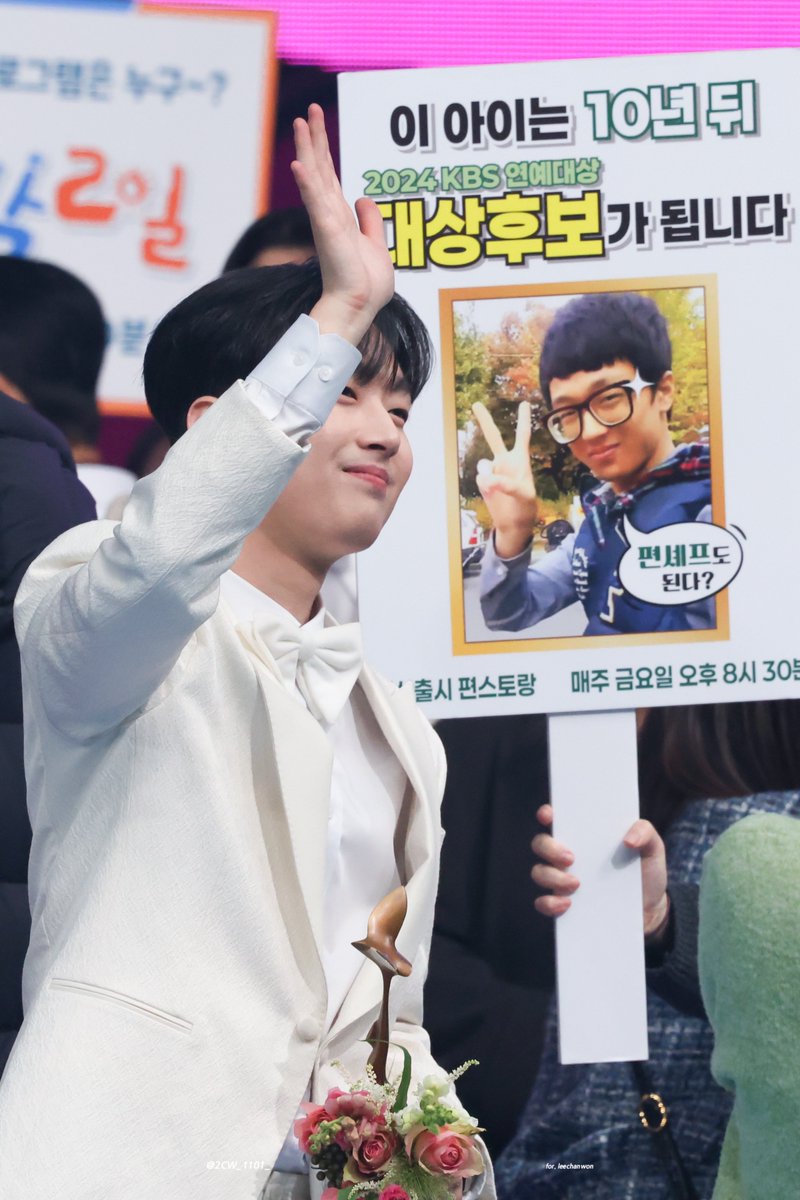 2CW_1101_'s tweet photo. 241221 HD

아 깔깔 웄음

#이찬원 #LeeChanWon https://t.co/pkc2U0nZnl