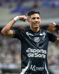 Ceni recebeu um meia com 21 gols e 14 assistências em 23.

...Transformou num lateral construtor proibido de subir.

Resultado: 3 gols e 5 assist em 24.

Agora receberá um beirada com 22 gols e 3 assistências em 24.

Pegar os DESTAQUES DO NORDESTE é ótimo.

Só tem que saber usar.