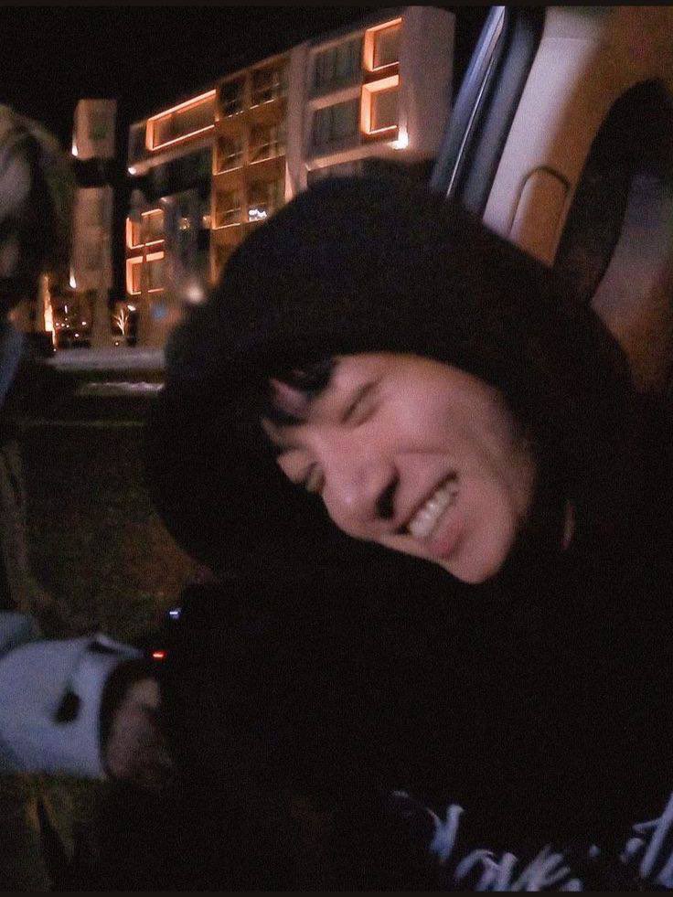 vanteloey's tweet photo. TAEKOOK AU 🎄Taehyung confia todos os seus segredos ao garraduende Jeongguk, seu melhor amigo desde a infância. Após descobrir uma traição do namorado, Tae deseja que Guk se torne humano. Um milagre de Natal acontece, mas eles têm apenas 24h para tornar a transformação permanente https://t.co/uX0lwKm6RO