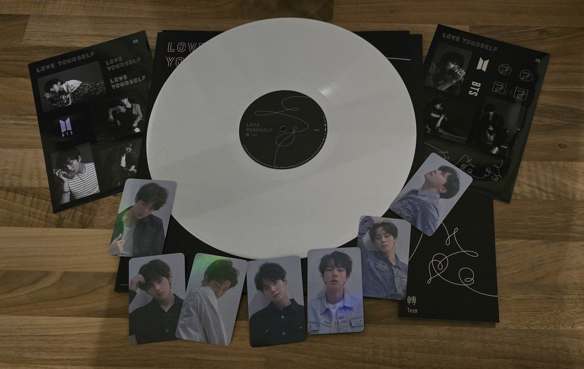 ArmyandArmyMom's tweet photo. So beautiful,i love it. 💜💜💜💜💜💜💜
#BTS #btstear #btstear_vinyl
@BTS_twt @bts_bighit https://t.co/ypJaeGVi0k