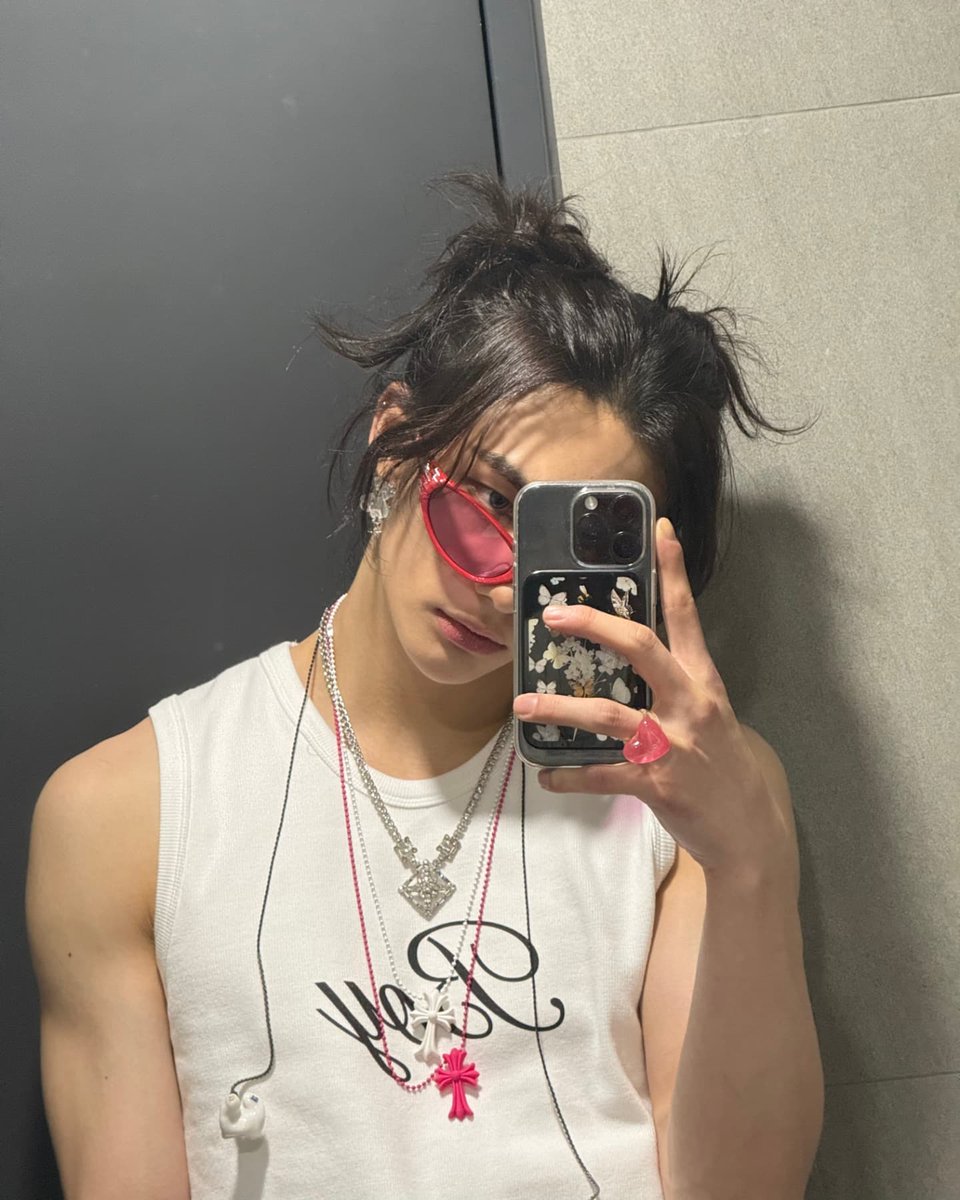 hyunjin pics tweet media