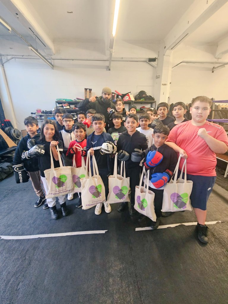 LeicsCares's tweet image. Another fantastic photo of some of the community kids receiving  our #BagsOfHope