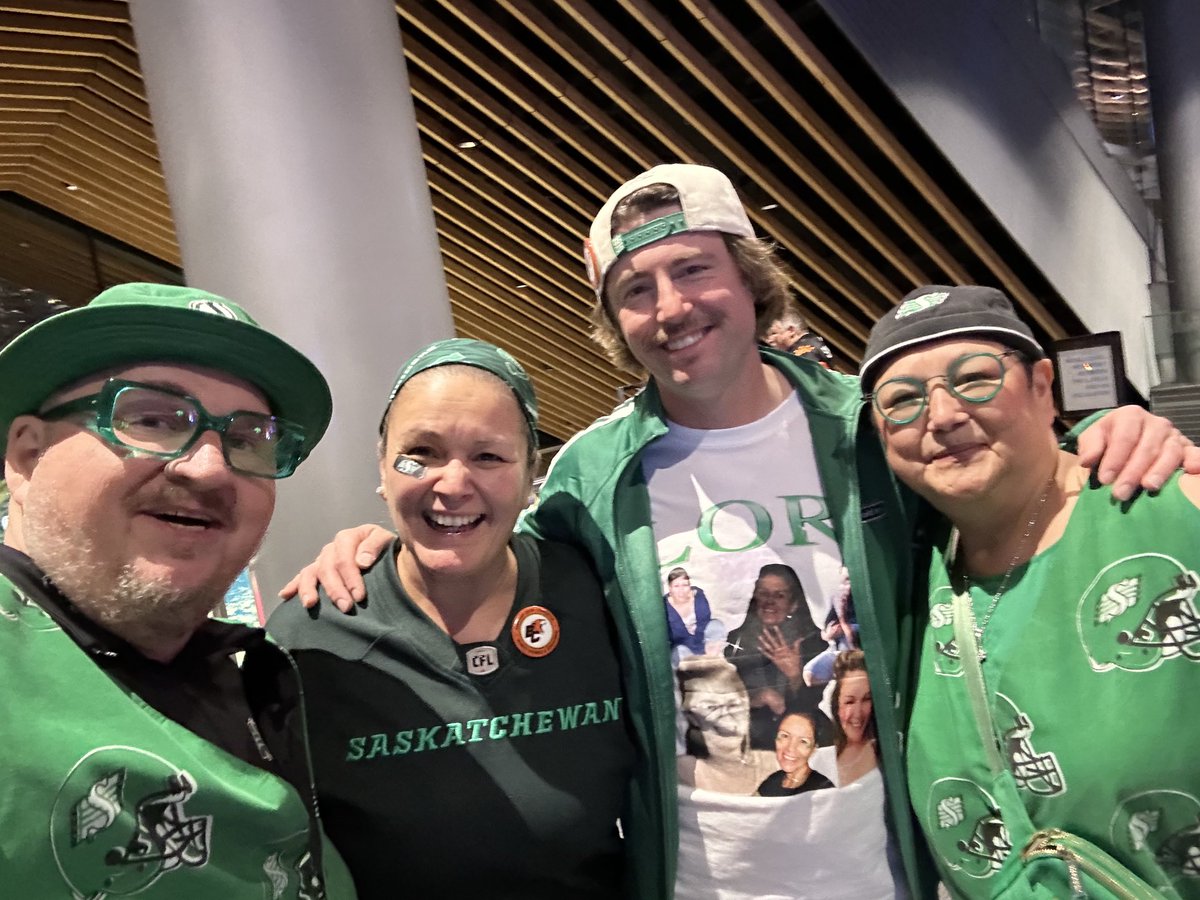 RiderCharm's tweet photo. @EffTheBombers @Mrsbell2008 so nice to catch up with you both at #GreyCup!!! 🏆🏈🏆 #GoodTimesGoodTimes @Prairie_Scot https://t.co/1dzNFjx7w6