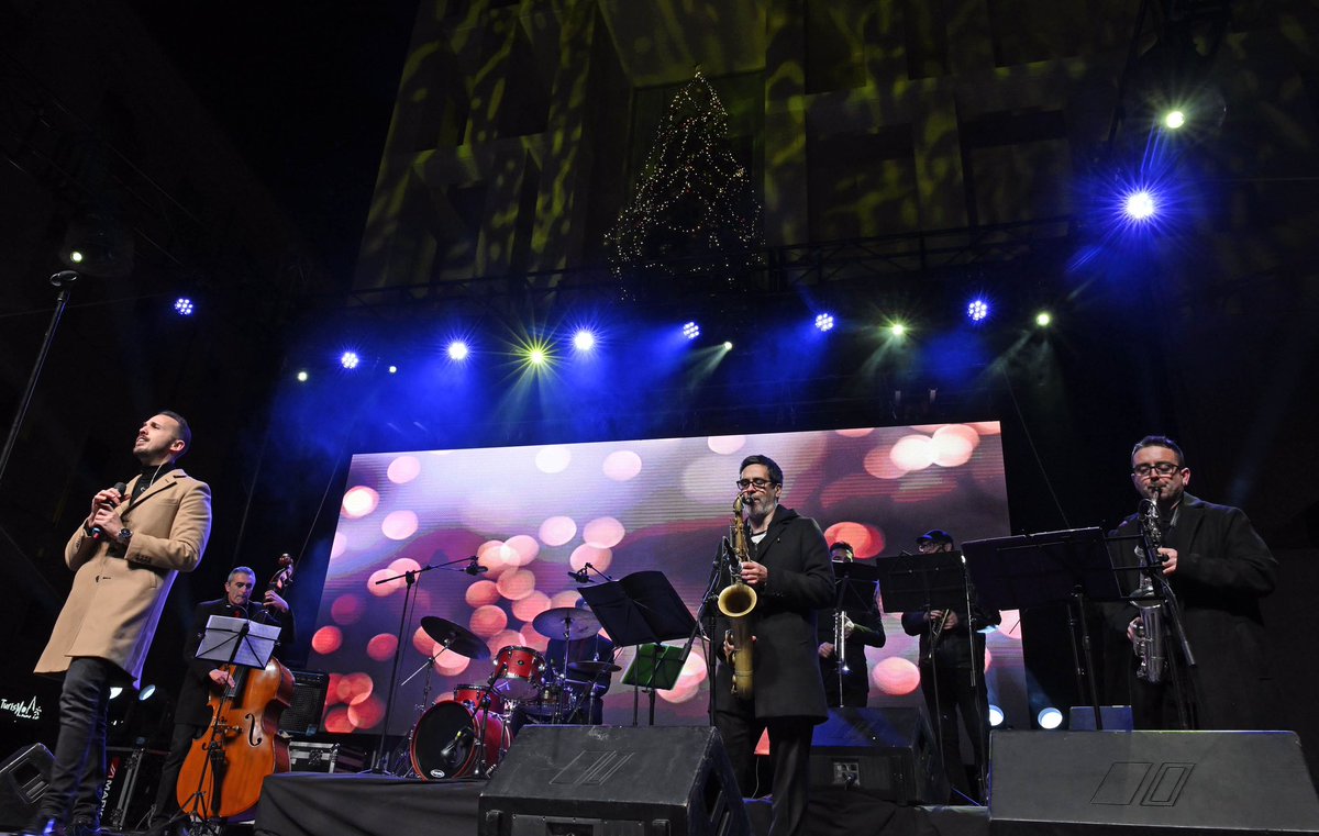 Esta noche, la plaza del Cardenal Belluga se llena de sones navideños con el talento de José Blaya &amp; Christmas Jazz Band. 

Una nueva oportunidad para disfrutar de la Navidad murciana a través de un espectáculo de música, luz, emoción y ambiente navideño. ✨

#MurciaEsNavidad