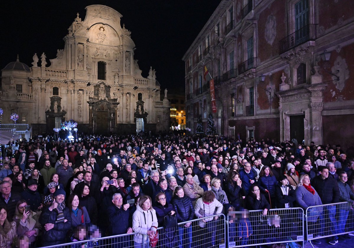 Ballesta_Murcia's tweet photo. Esta noche, la plaza del Cardenal Belluga se llena de sones navideños con el talento de José Blaya &amp; Christmas Jazz Band. 

Una nueva oportunidad para disfrutar de la Navidad murciana a través de un espectáculo de música, luz, emoción y ambiente navideño. ✨

#MurciaEsNavidad https://t.co/7ZnhPIQgwP