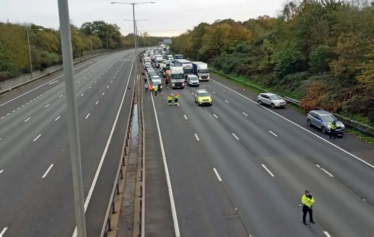 JustUseOil's tweet image. Gaie Delap was jailed for 20 months for blocking the M25 causing absolute mayhem &amp;amp; disruption to thousands of people

The old crone was released but the electronic tag didn't fit her leg due to deep vein thrombosis, it didn't stop her climbing a gantry on the M25 so, back to jail