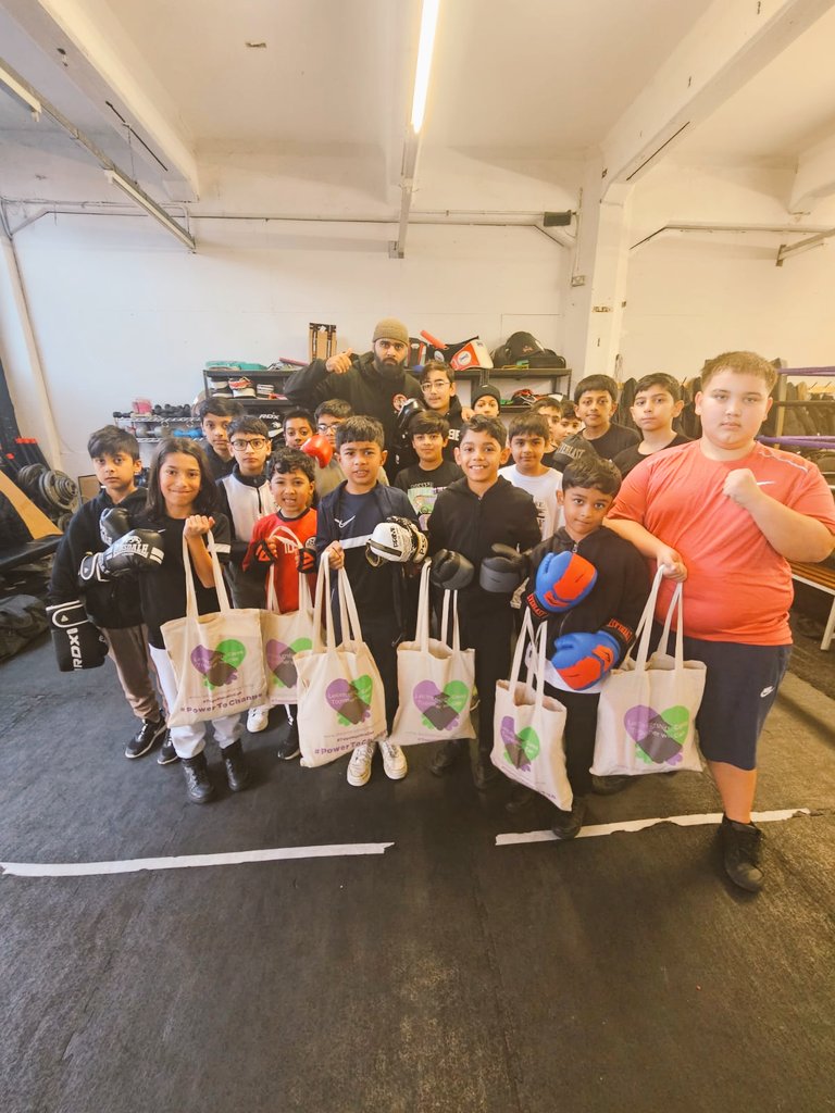 neetusquire1's tweet image. Another fantastic photo of some of the community kids receiving  our #BagsOfHope @lmaacademy_